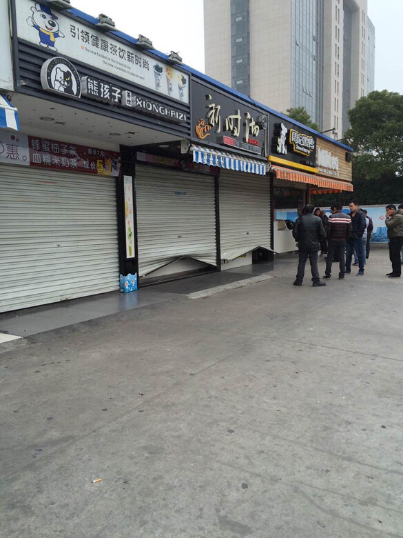 贼也太疯狂了汗平桥小吃街一排店面被