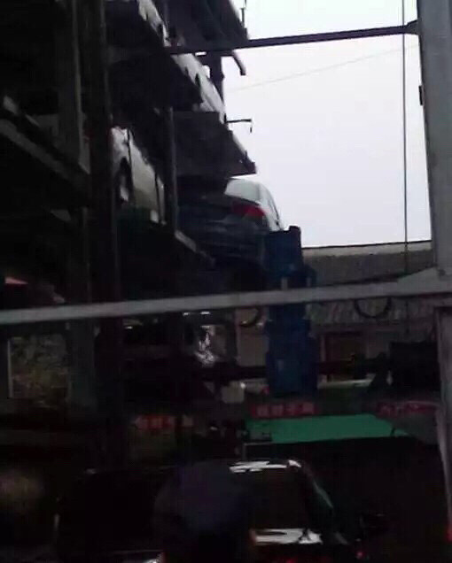 黄岩人民医院立体停车库里的车子是要掉下来了