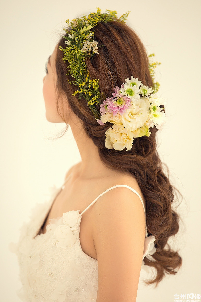 简单大方的妆容,森系百变的发型-拍结婚照-谈婚