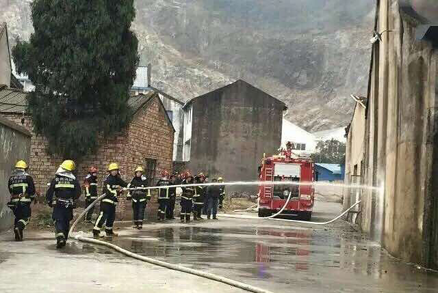 今天早上黄岩红四村一厂房着火了 -讲白搭-台州