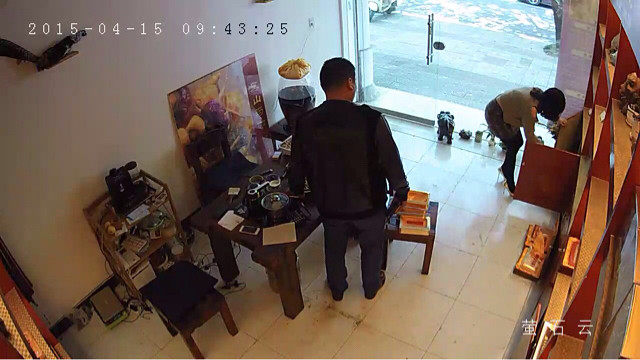 偷苹果6手机的贼,就是这个看摄像头的男的-讲