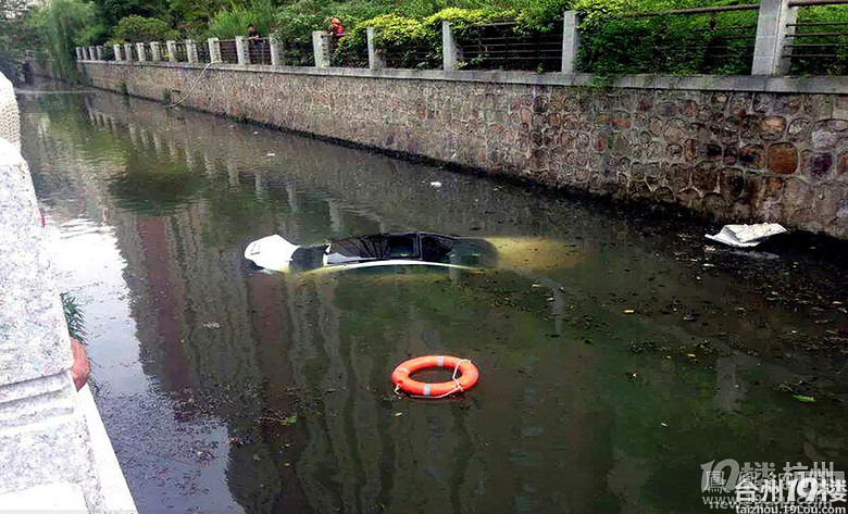 神奇的 女司机  驾驶奔驰车飞速冲进 河里 !-早知道