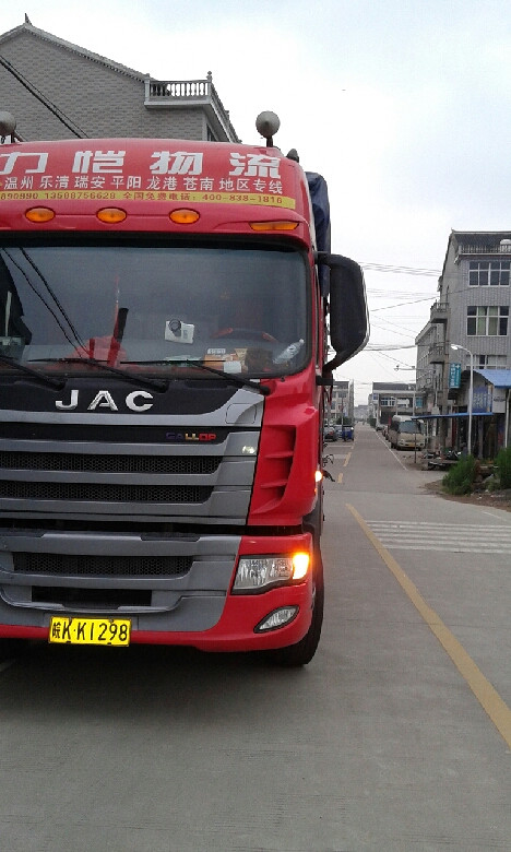 大货挡道,国人悲哀。