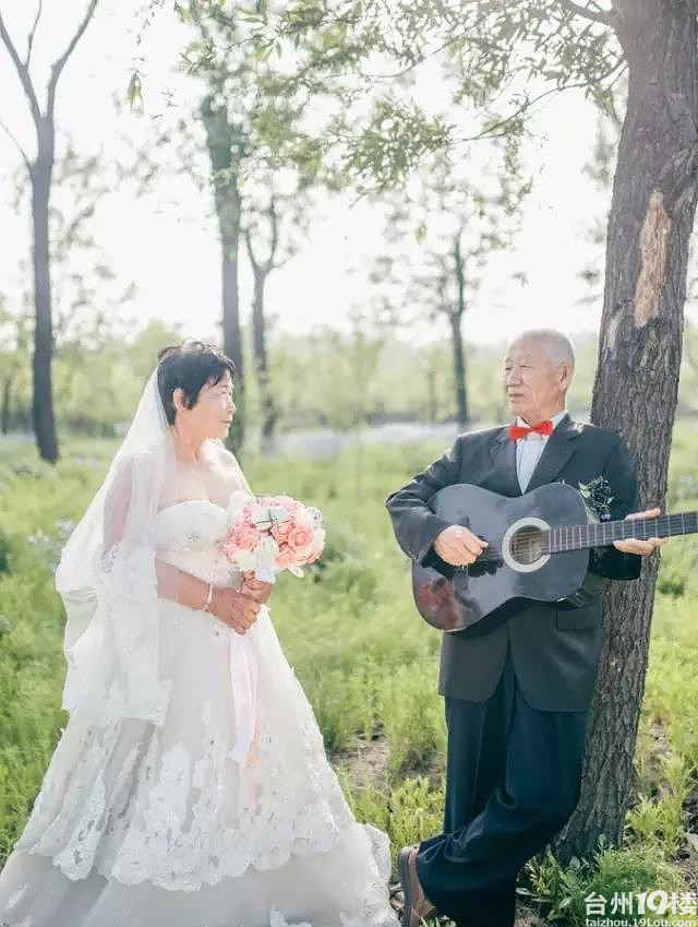看爷爷奶奶辈拍婚纱照 陪伴才是最长情的告白