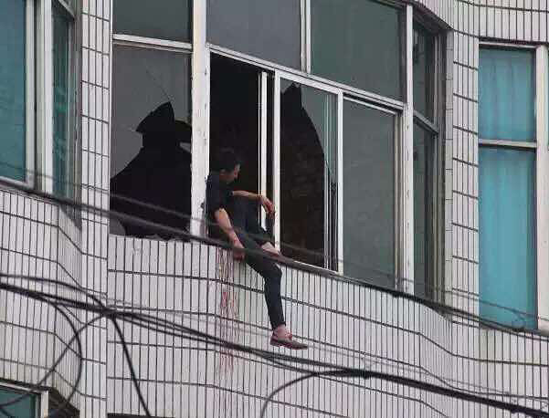 路桥一男子喝下一瓶白酒后割腕要跳楼,现场惊