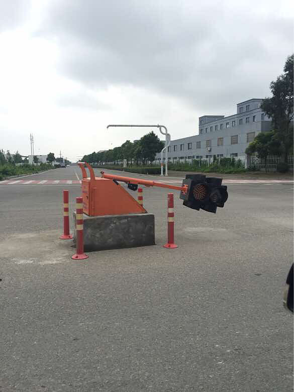 台州滨海工业园区,红绿灯也累了,热晕过去-讲白