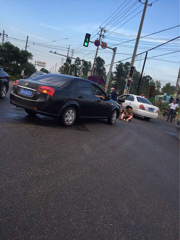 滨海工业园区新路红绿灯口撞了电瓶车,司机-讲