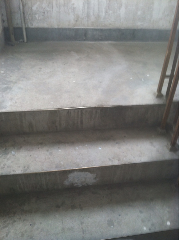 素质呢?楼上的人扫楼道,楼下的人到处扔垃-讲