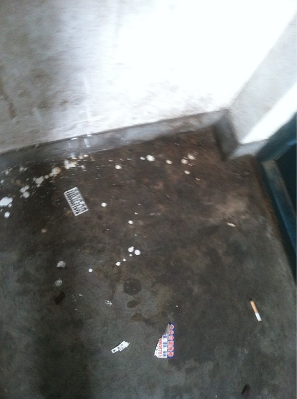 素质呢?楼上的人扫楼道,楼下的人到处扔垃-讲