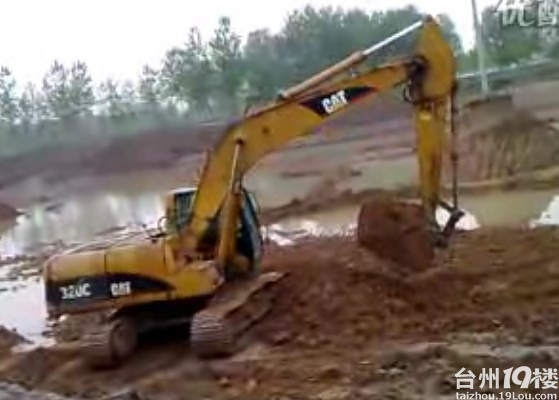 挖鱼塘挖断通信电缆男子大意获刑-早知道-讲白