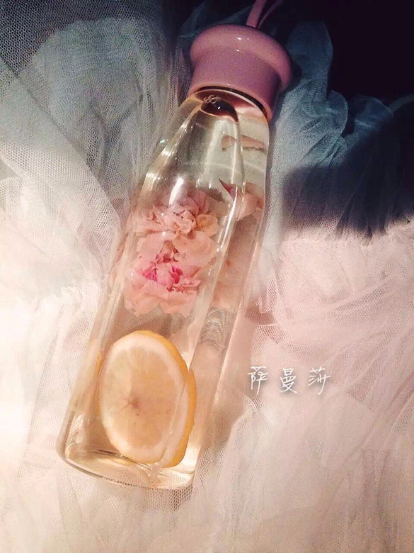 《柠檬玫瑰花茶的功效》玫瑰花茶具有美容养-