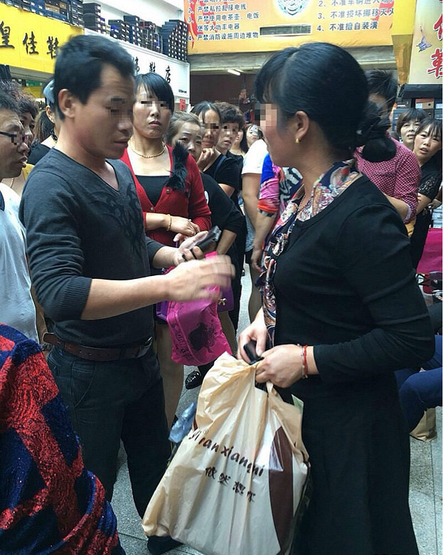 男子买衣想约炮,不料女子拿衣玩失踪! -讲白搭