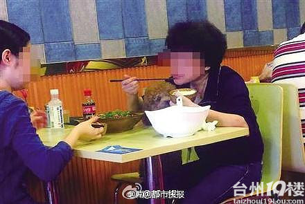 重庆母女餐馆喂狗吃饭 共用碗筷