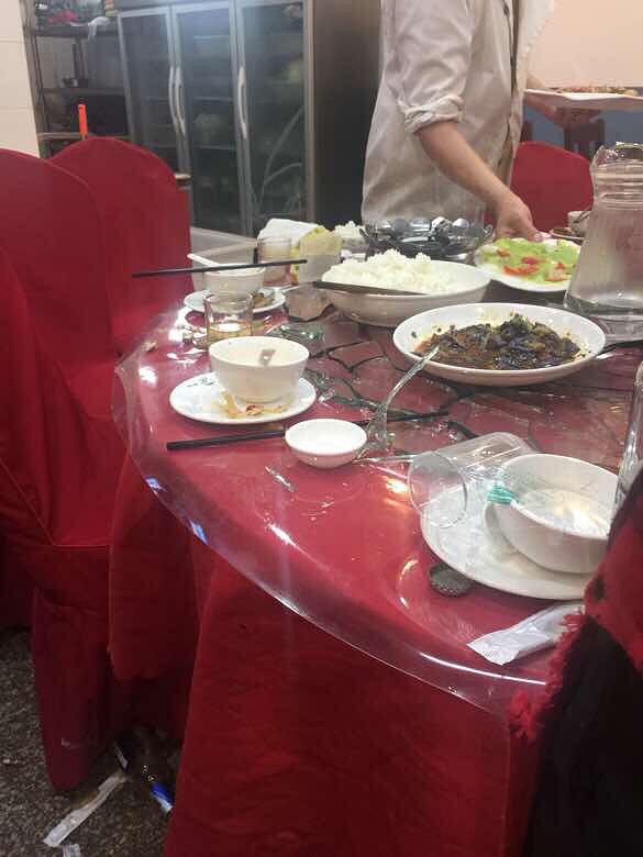 吃着饭,玻璃转桌突然爆裂,吓死人了,太危-讲白