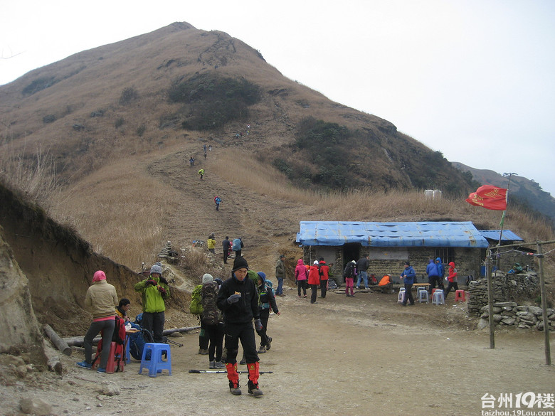 回望绝望坡，这里客栈可通到山下的东江村。