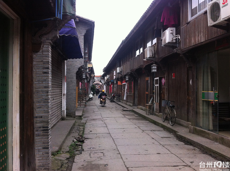 路桥老街,河道沿河都统一装了污水管道,化粪池