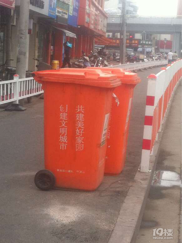 【爆料】人家在车顶放红牛,他居然放在垃圾桶