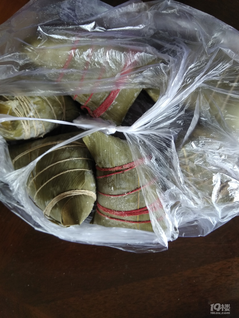 这个是同事送的蛋粽与肉粽