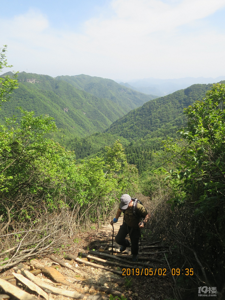 通往潘岙杨方向的峡谷，牧云谷景区就在峡谷之中