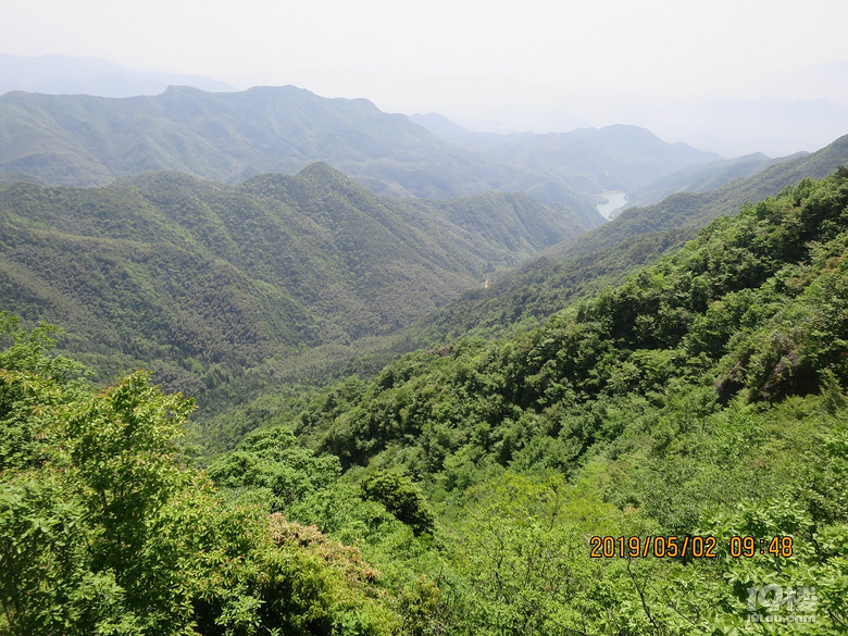 通往潘岙杨的峡谷及远处的王浪水库