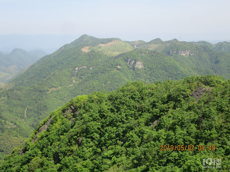 对面的雷音寺及牧云谷高山草甸