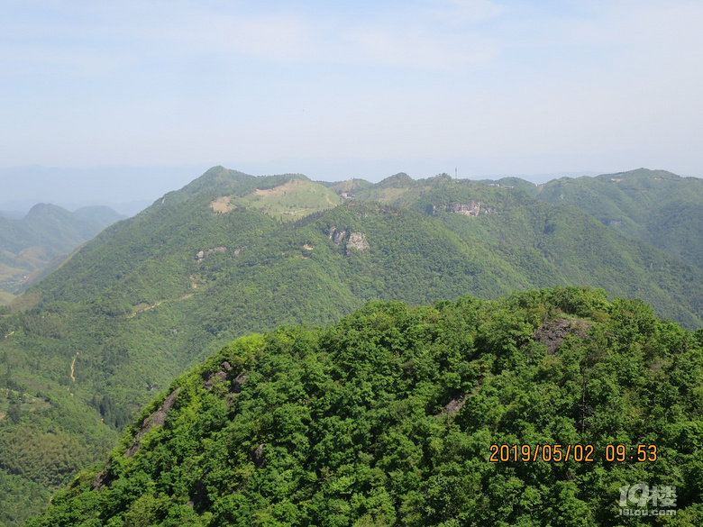 对面的牧云谷高山草甸及雷音寺