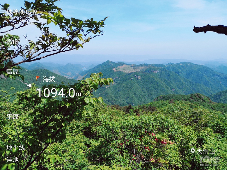 与对面的雷音寺隔山相望