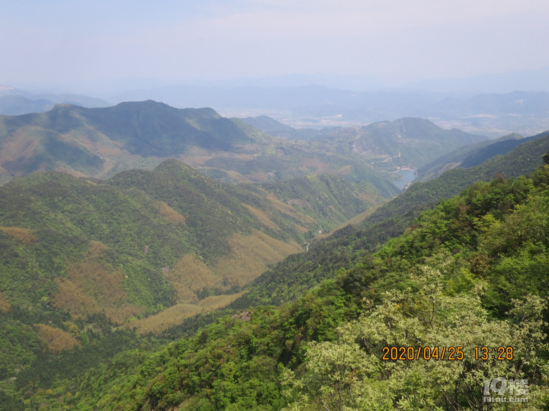 捣臼孔通往渭溪的古道就在下面这条峡谷中