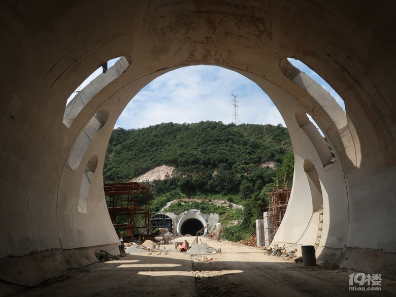 探访杭绍台高铁狮子山隧道灵山泾特大桥和现代大道路桥段