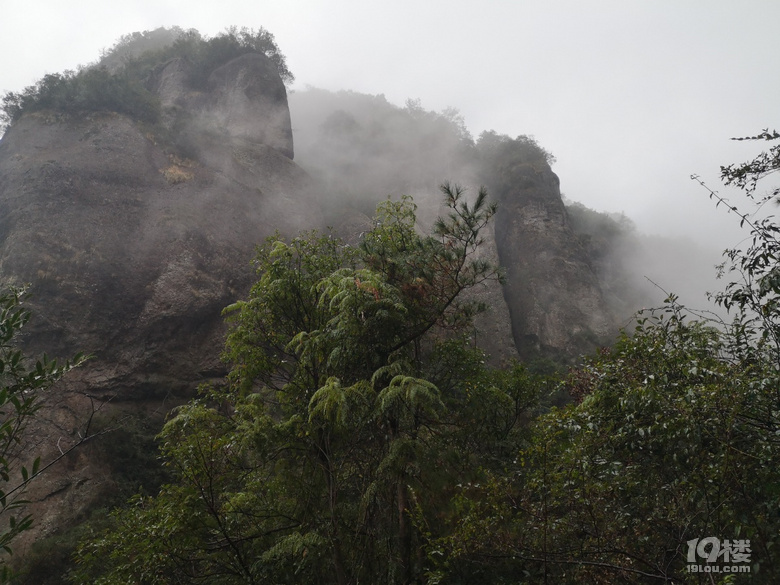 对面岩壁