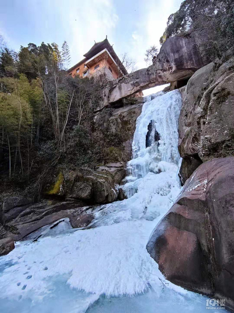 天下奇观天台石梁飞瀑变成石梁冰瀑湖面结冰宛如天空之境