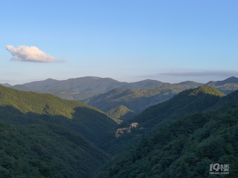 从通往万年寺的公路看远处的华顶山主峰拜仙台