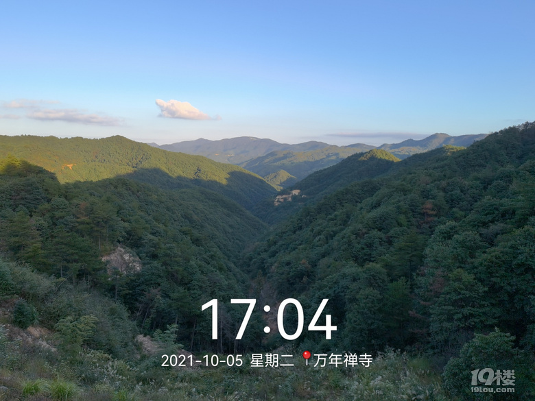 从通往万年寺的公路看峡谷山景