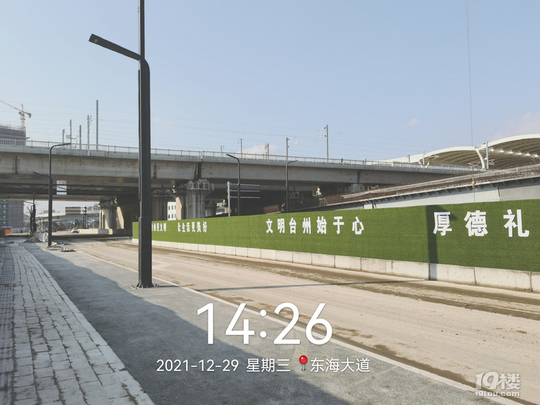 东海大道西段(杭台高铁桥-璟湖路)只有这么宽的路分成2个车道双向通行