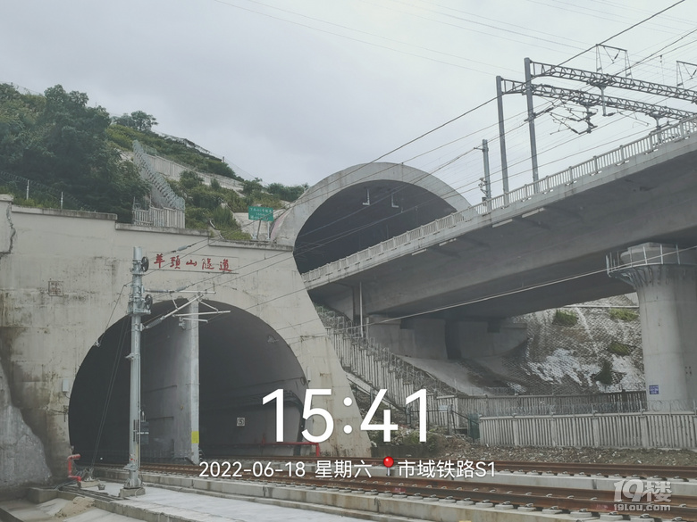 台州市域铁路S1从台州站停车场开出，穿越羊头山隧道后进入台州站地下站台