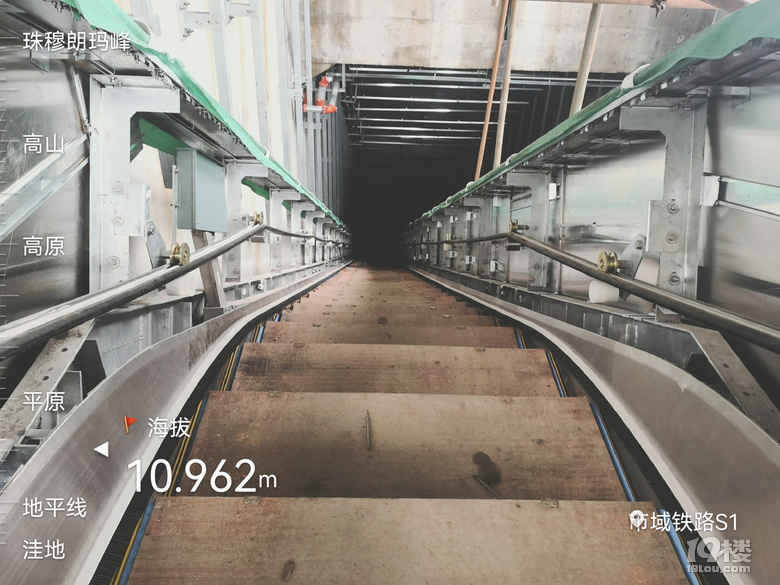 市域铁路S1台州站东广场出入口通往地下站台的自动扶梯