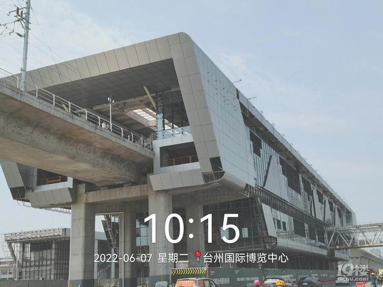 台州市域铁路S1以高架线路跨越一江山大道和洪家场浦后不久就到达国博中心（银泰城）站
