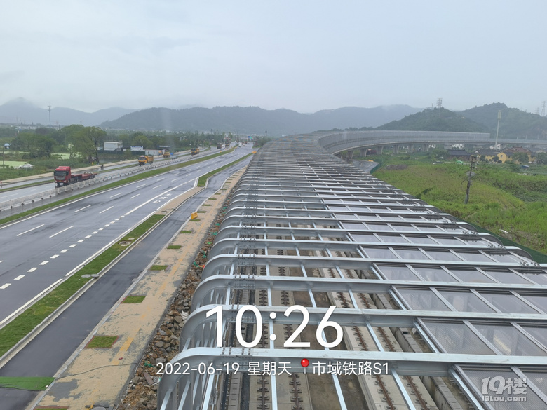台州市域铁路S1再次跨越内环南路进入财富大道东侧