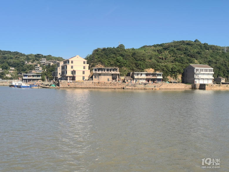 北港岛位于温岭市松门镇最北端，国家海岛编号：2292，北港岛与南港岛和九洞门岛一起分布在温岭东海塘的东侧