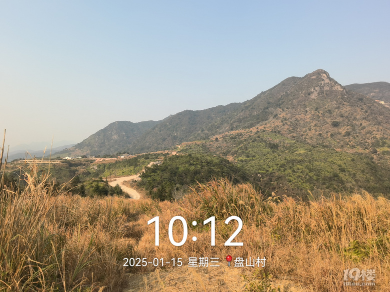 从通往盘山村下角的山道回望老鸦窝和对面的四尖山