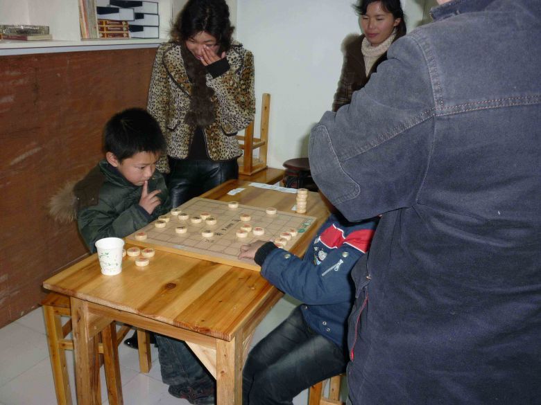 小孩下棋中的各种表情