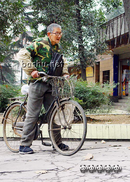 成都电子科大捡破烂的老教授~!感动中国老人网