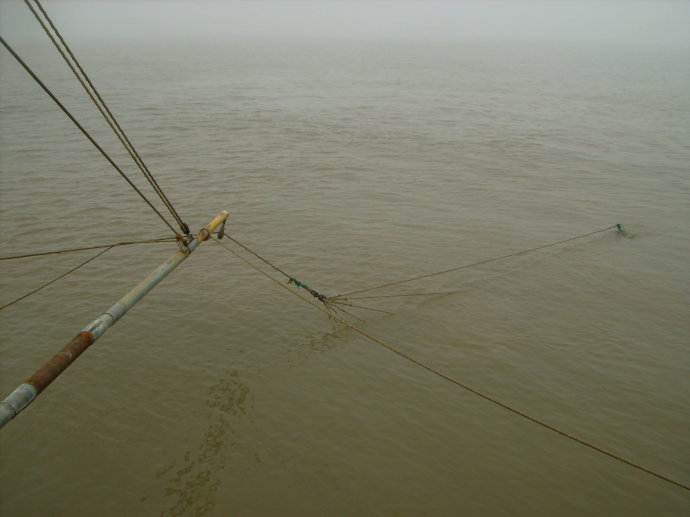 渔网沉入大海