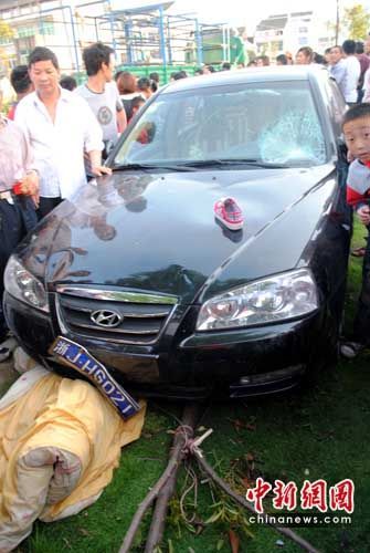 温岭男子酒后驾车 撞伤3名小学生(图)-讲白搭-