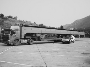 车身比火车车厢还长 巨型铁轨高速踱步 图-讲