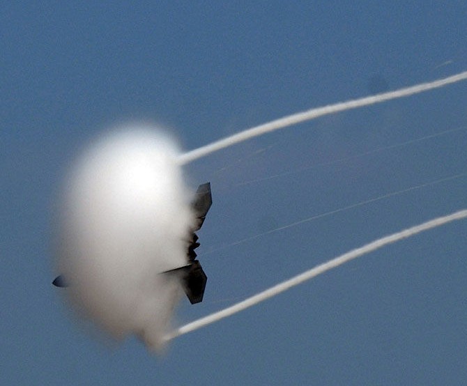 当今世界最先进战斗机突破音障瞬间-讲白搭-台