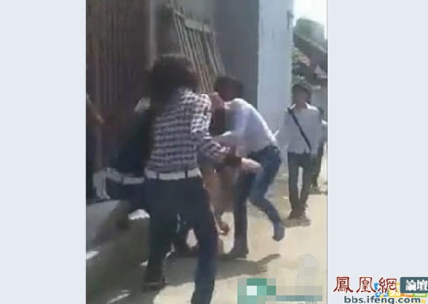 此mm好惨当街被五女群殴扒衣服有图有真相