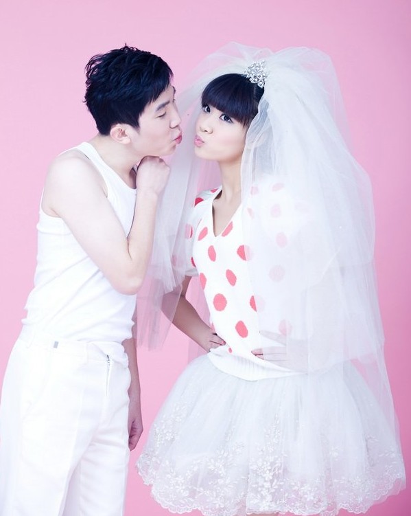 糖果色婚纱大片。爱的一千米-拍结婚照-谈婚论