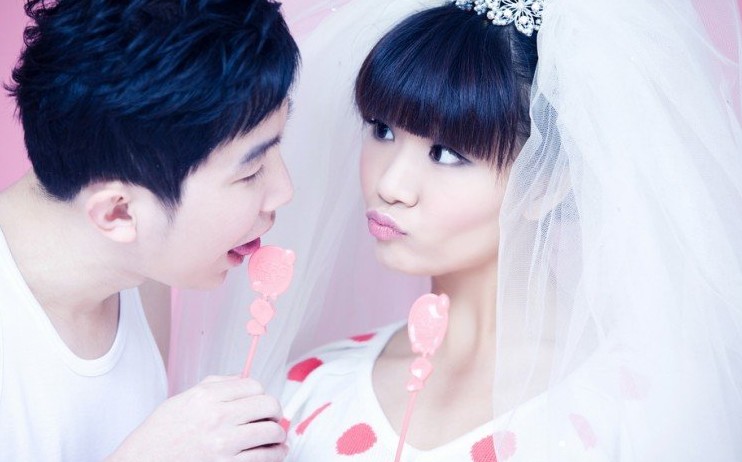 糖果色婚纱大片。爱的一千米-拍结婚照-谈婚论