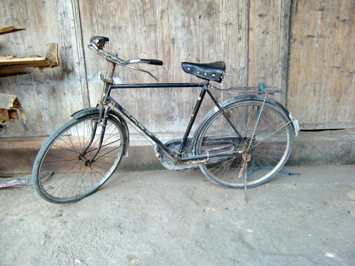 80年代的凤凰牌自行车,马路上几乎很难找到